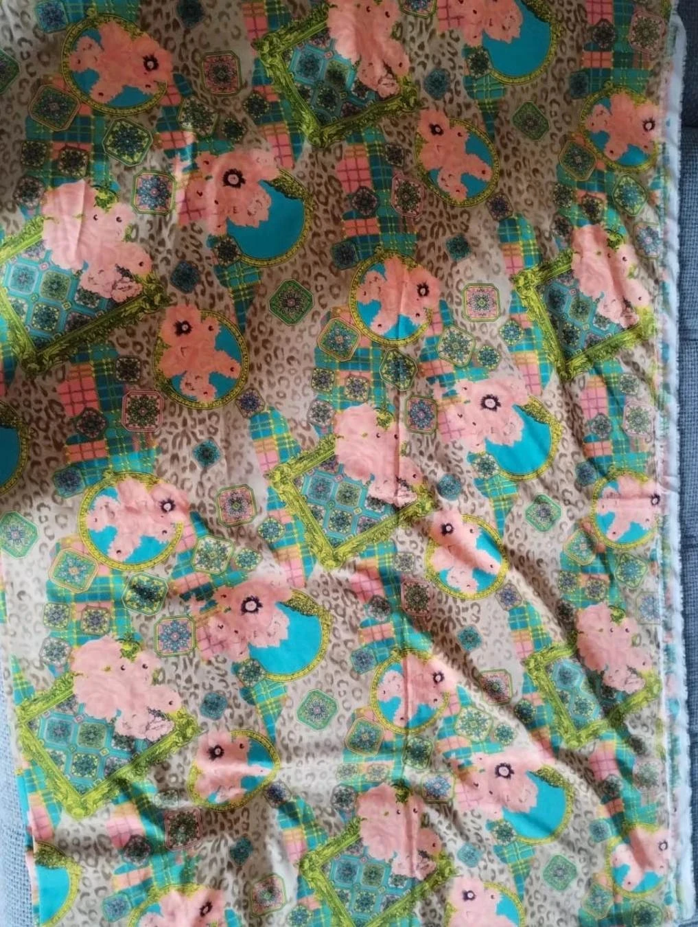Grand morceau de tissu, effet satiné 150*230